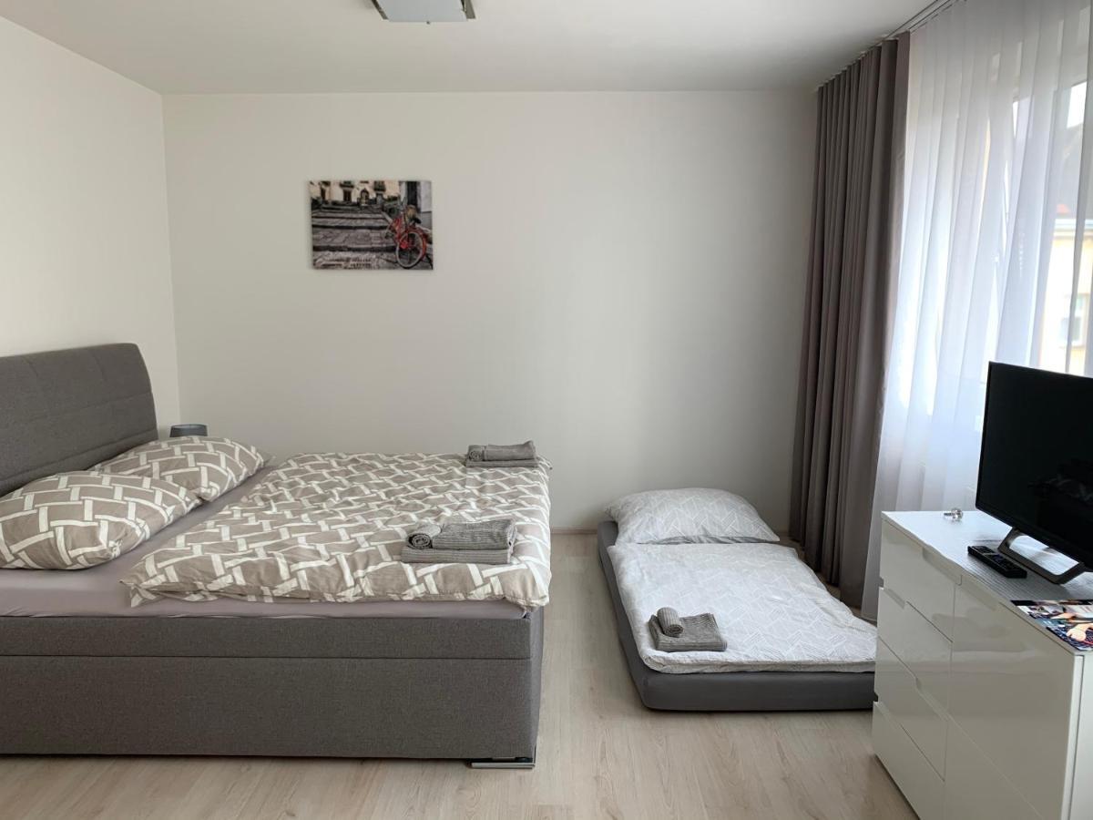 Modern Apartment In The City Center Пльзень Экстерьер фото